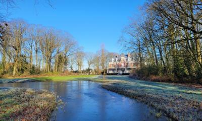Provincie West-Vlaanderen voorziet extra laadpaal op domein Wallemote-Wolvenhof 
